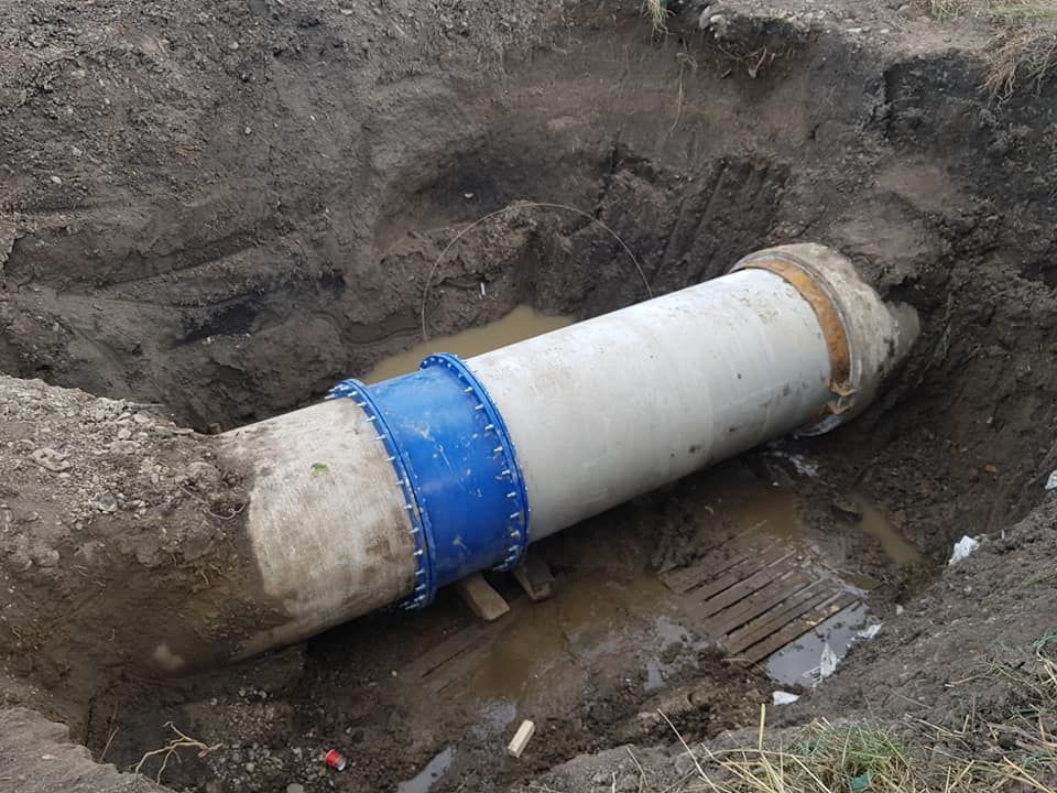 ULTIMA ORĂ: Avaria de la Onești, remediată în timp record! Toată lumea se roagă să nu pocnească din nou conducta!