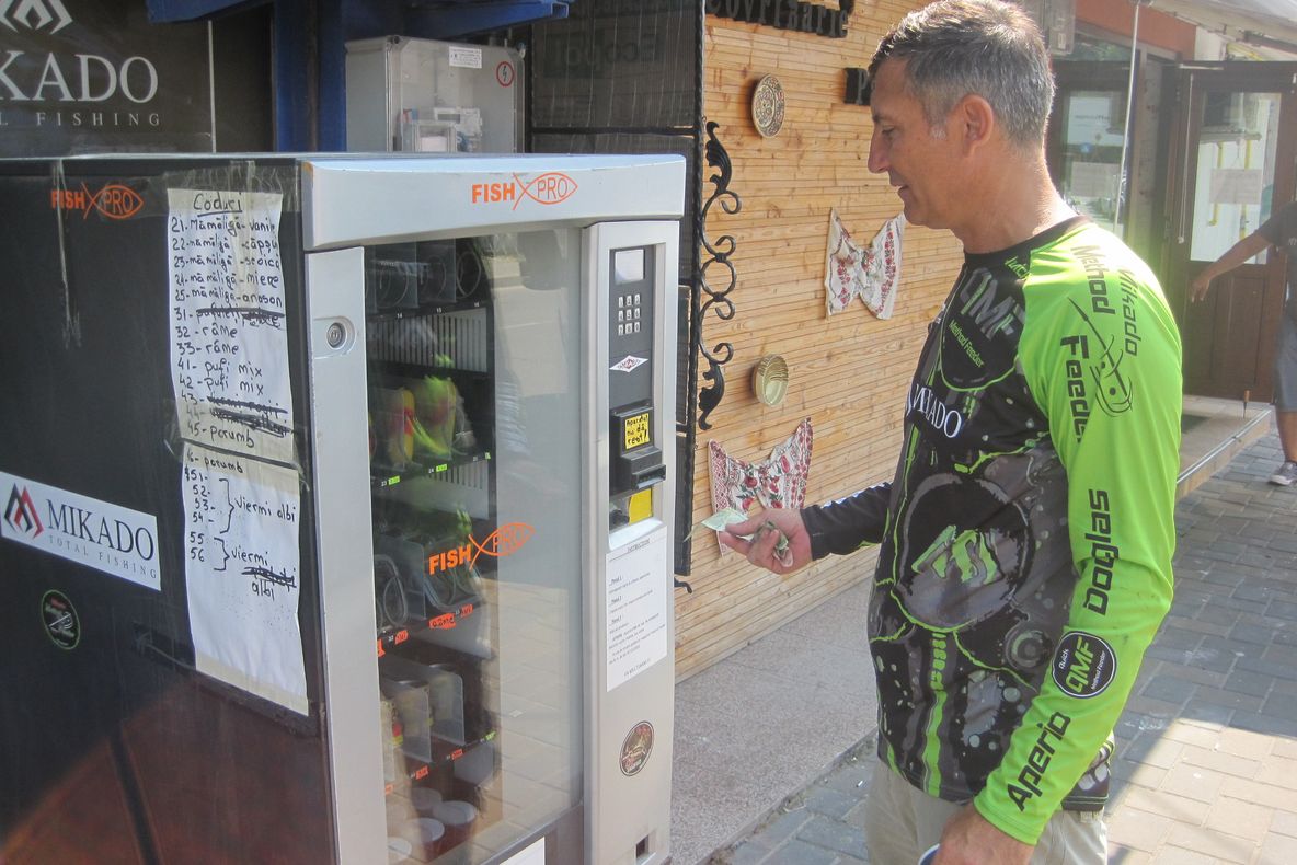 FOTO/VIDEO: A apărut în Bacău primul automat de râme, viermișori, pufuleți și mămăligă. Proprietarul este ofițerul de marină Florin Lozincă, fost component al lotului naţional masculin de pescuit sportiv staţionar și antrenor al lotului naţional feminin d