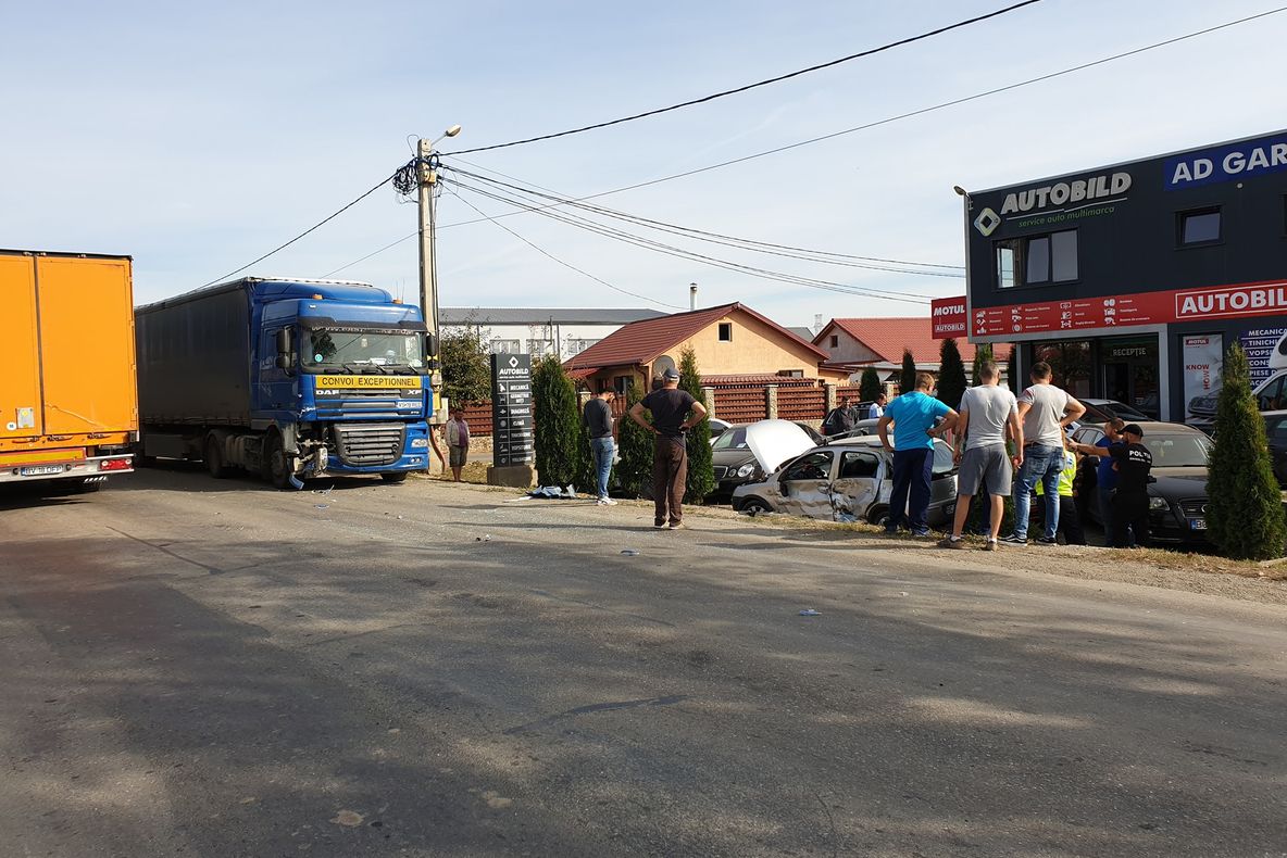 FOTO: Două TIR-uri, două accidente pe șoselele din Bacău