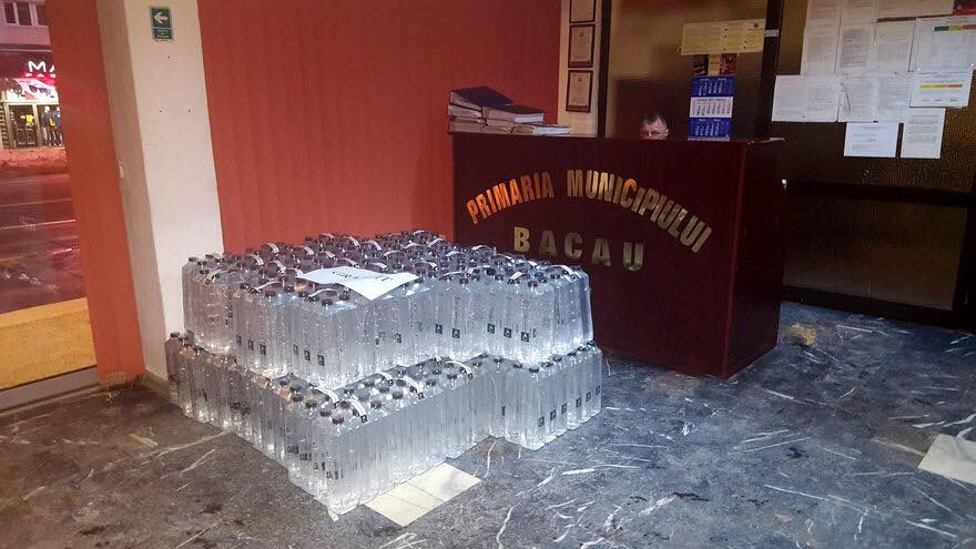 Puncte de distribuție a apei potabile și nepotabile în municipiul Bacău. Încă nu se știe cât va mai dura seceta la robinete