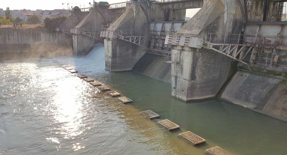 S-au deschis robinetele! Cât va dura umplerea Lacului Bacău