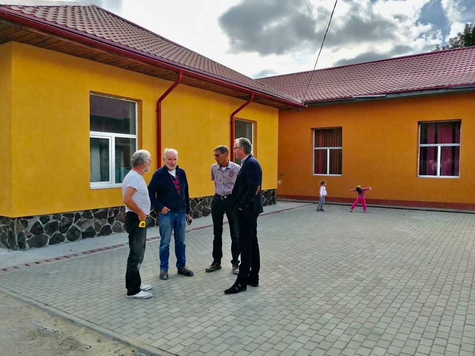 FOTO:Voluntarii olandezi au ridicat un Complex Comunitar în județul Bacău. La sfârșitul lunii viitoare olandezii vor preda cheile autorităților locale