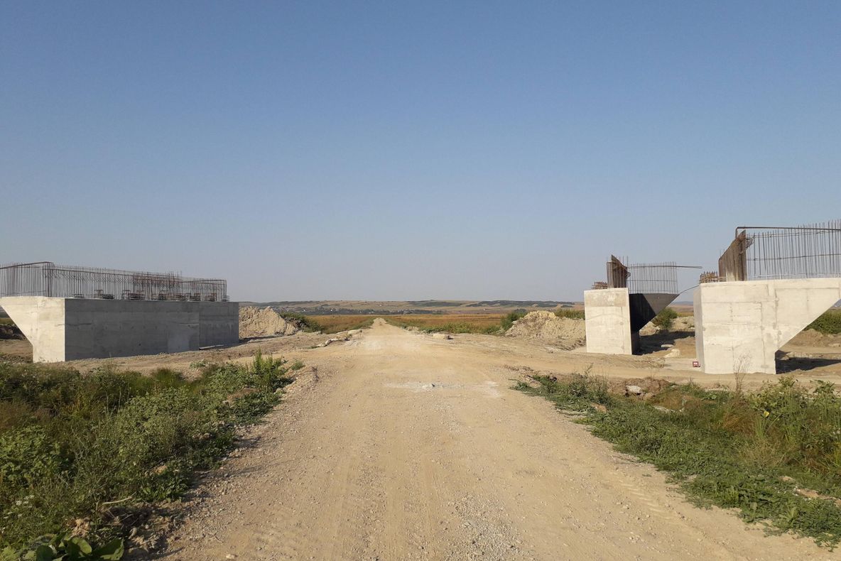 FOTO: Lucrările la Centura Bacăului avansează, dar sunt blocate. Explicația paradoxului ține de...statul român