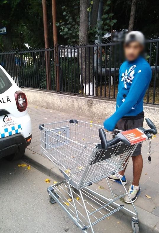 A furat coșul de cumpărături din parcarea unui hipermarket ca să-l ducă la...fier vechi