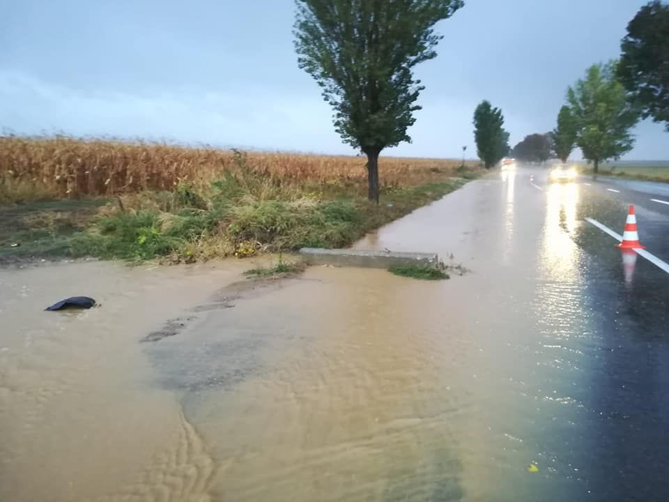 ULTIMA ORĂ - FOTO: DN2, sub ape. Șoseaua a fost inundată la Nicolae Bălcescu