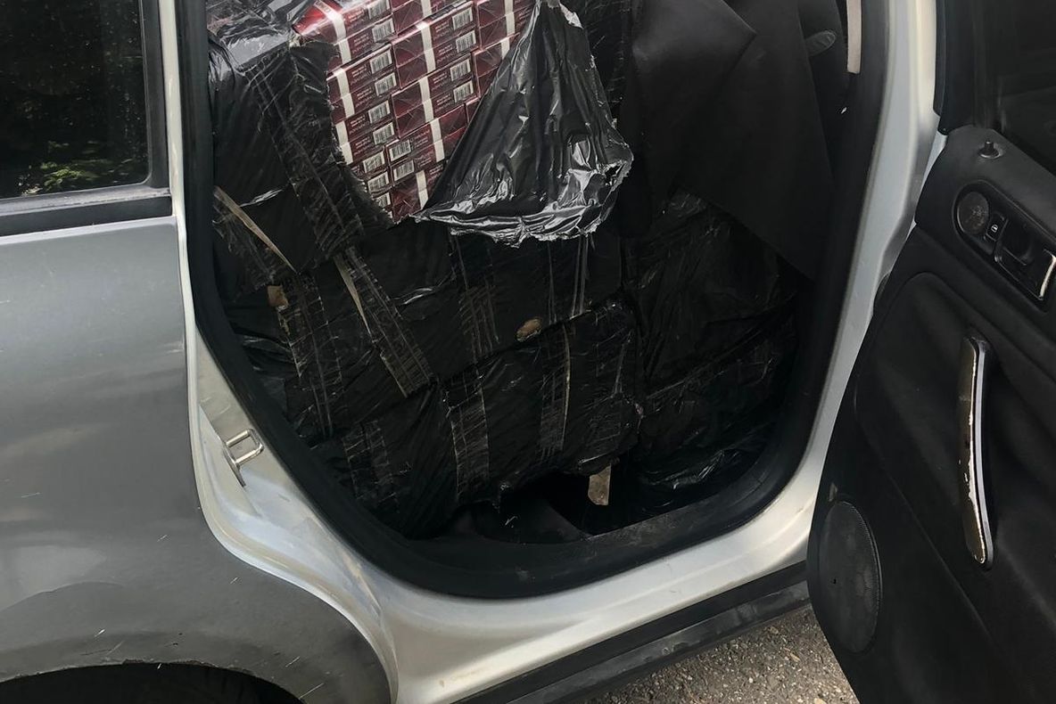 Bărbat din Ilfov, prins la Bacău cu mașina burdușită cu țigări de contrabandă