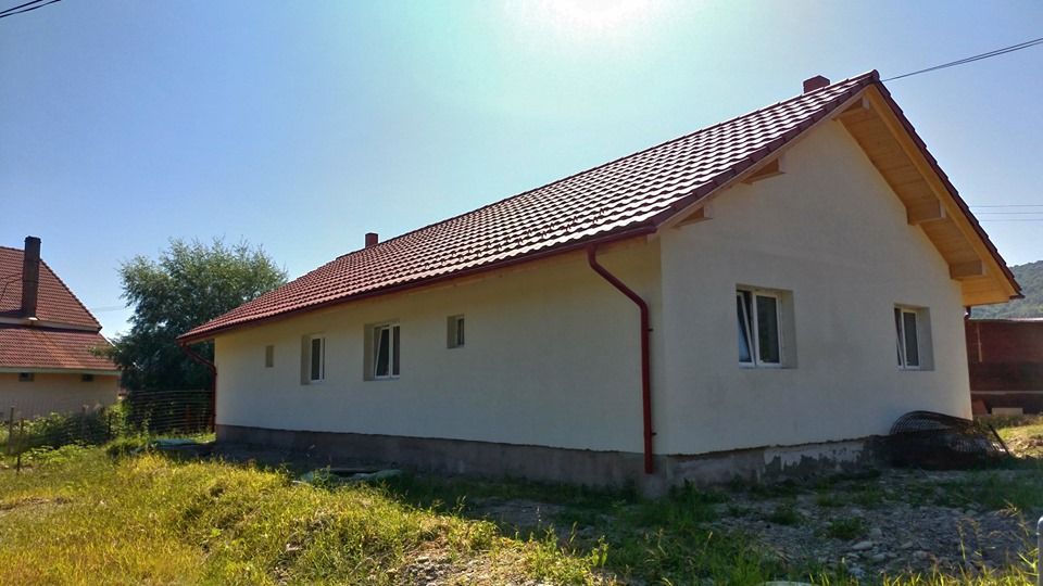 Case noi pentru două familii cu cinci copii din Dărmănești, construite de voluntari din opt țări