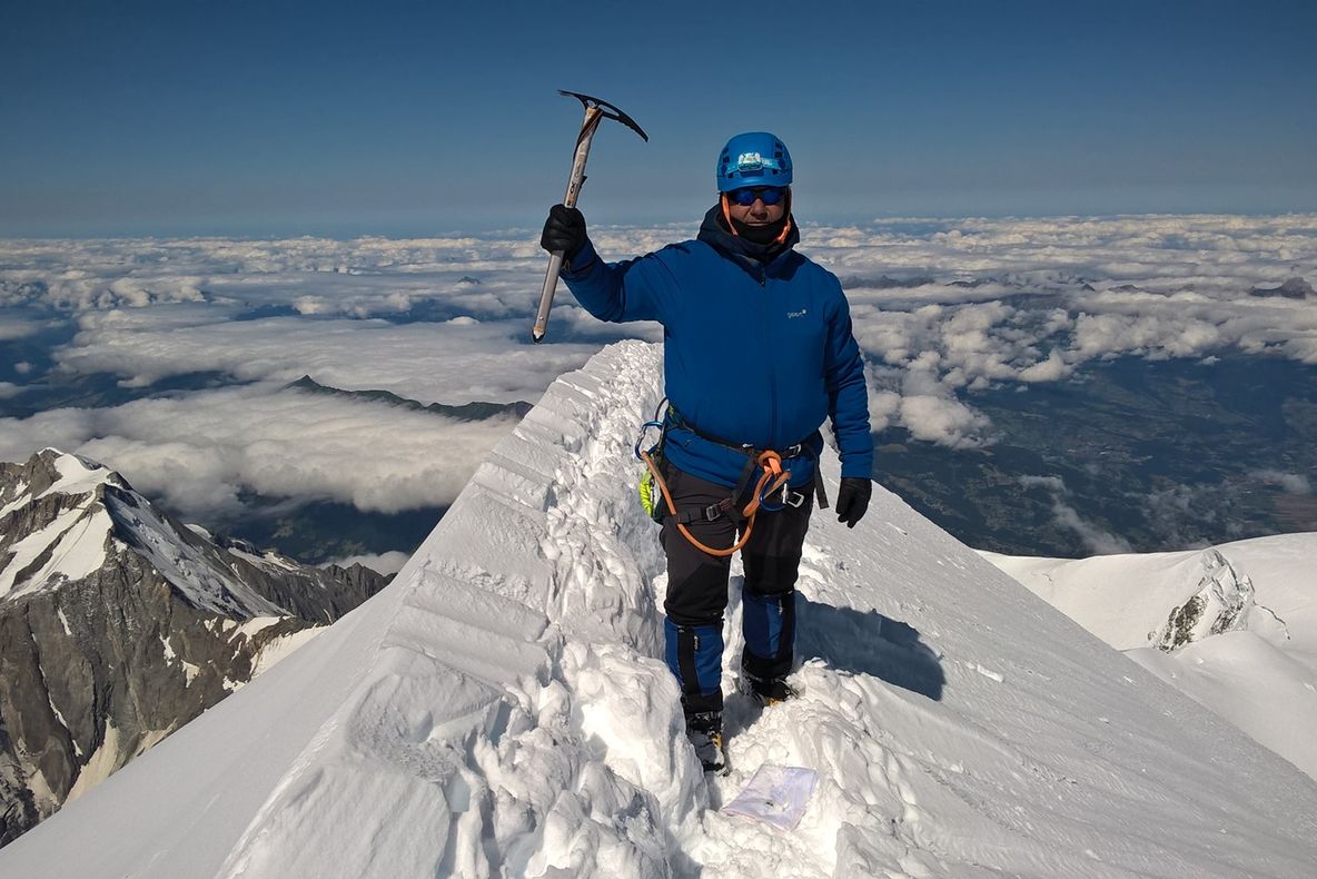Un profesor de geografie din Buhuși a reușit să cucerească cel mai înalt vârf din Munții Alpi