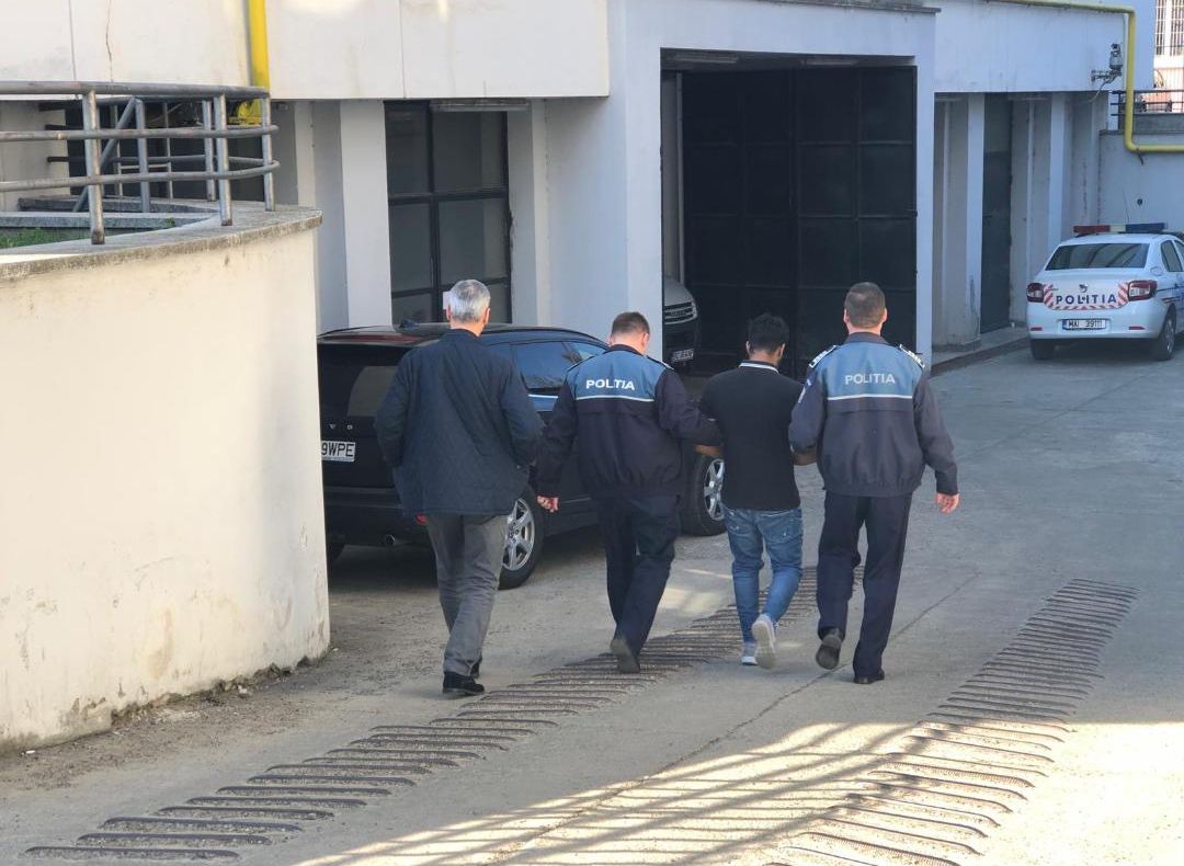 Gardian din Penitenciarul Bacău, condamnat la patru ani și 11 luni de închisoare pentru luare de mită și trafic de influență. Instanța a dispus confiscarea extinsă pentru 247.000 de lei și 40.000 de euro aflați în conturile agentului