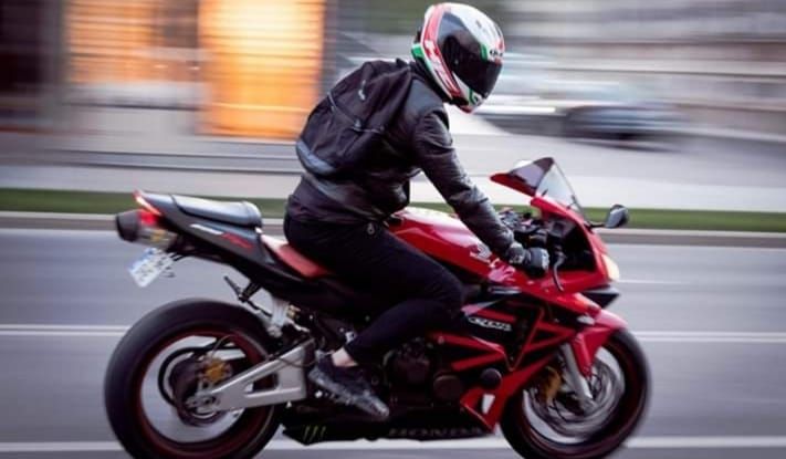 Protest tăcut cu flori și candele pentru motociclistul care a murit în accidentul de la Orizont