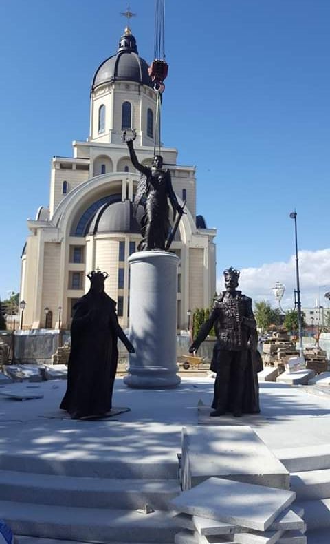 FOTO:Regele Ferdinand I și Regina Maria au ajuns în Parcul Unirii - 1 Decembrie 1918 din Bacău. Grupul statuar și statuia din bronz „România Biruitoare” costă o jumătate de milion de euro și a fost finanțat de firma Dedeman