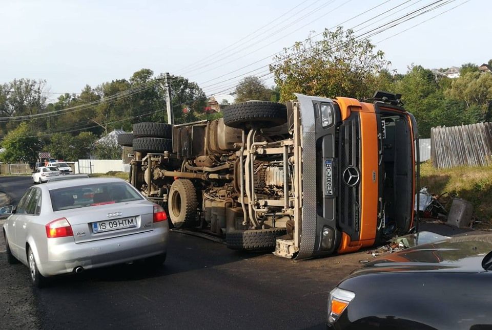 VIDEO:Accident spectaculos la Scorțeni. Un camion încărcat cu fier vechi s-a răsturnat într-o curbă