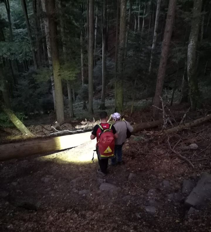 Turist de 80 de ani, rătăcit și epuizat, găsit de salvamontiștii din Slănic Moldova