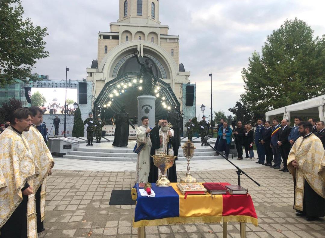 FOTO: “România Biruitoare”, un monument așteptat de trei decenii, a fost dezvelit astăzi în “Parcul Unirii – 1 Decembrie 1918” din Bacău