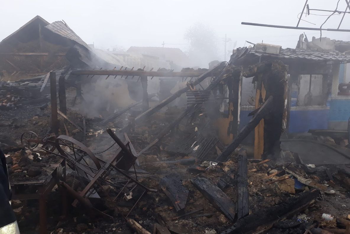 FOTO: Imaginea dezastrului de la Răcăuți. De ce le-a luat pompierilor aproape 12 ore să stingă incendiul