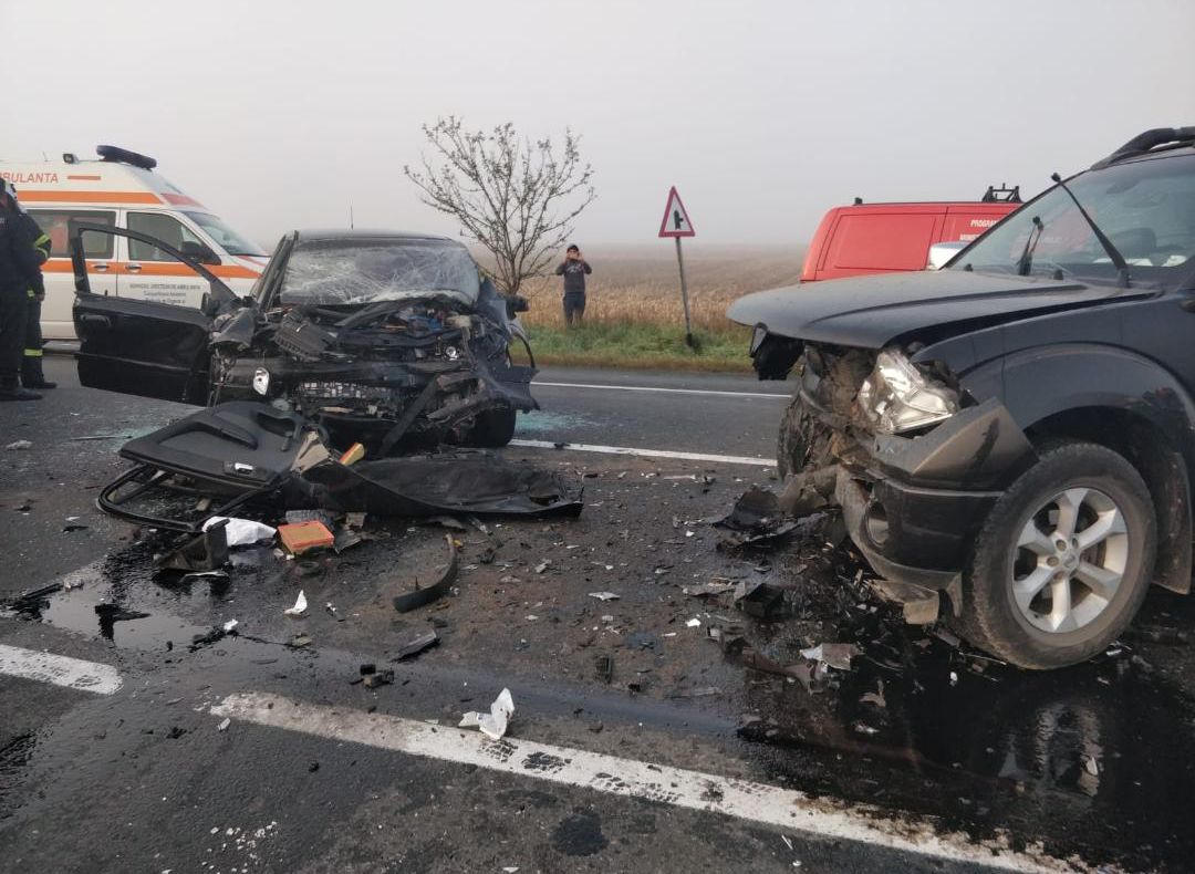 ULTIMA ORĂ.GALERIE FOTO: Accident cu patru victime pe DN2, la Sascut. Două autoturisme s-au ciocnit frontal. Traficul este blocat