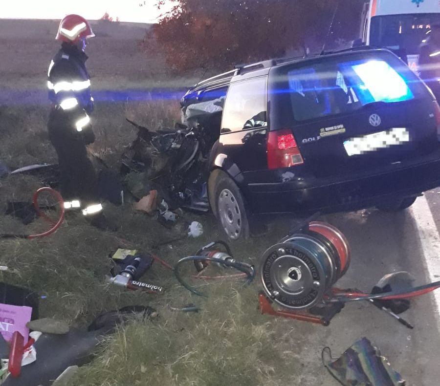 FOTO: Tragedie pe DN11! Un bărbat a murit după ce a intrat cu mașina, frontal, într-un camion