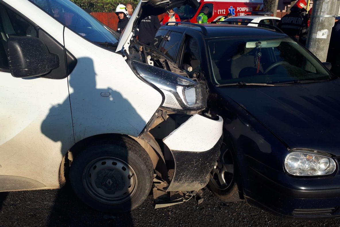 ULTIMA ORĂ - FOTO: Un rănit după ce două mașini s-au ciocnit pe o stradă din Bacău