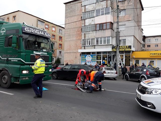 ULTIMA ORĂ: Femeia spulberată de un camion la Onești a murit
