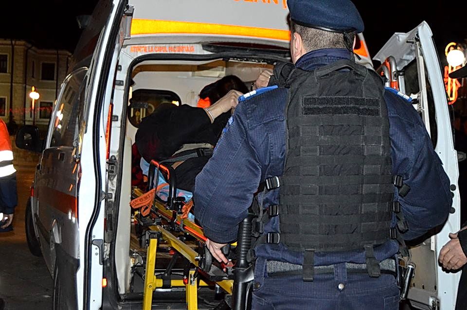 EXCLUSIV: ATAC ÎN AMBULANȚĂ. Asistentă medicală, amenințată cu moartea de pacientul pe care îl transporta. După ce a distrus aparatura, pacientul a fost imobilizat de personalul medical și de agenții de pază din spital și internat la Psihiatrie