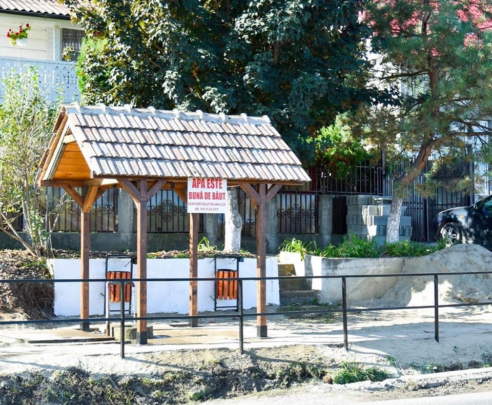 Unul dintre izvoarele Oneștiului, pus la adăpost! Atenție, DOAR DOUĂ izvoare din oraș au apă bună!