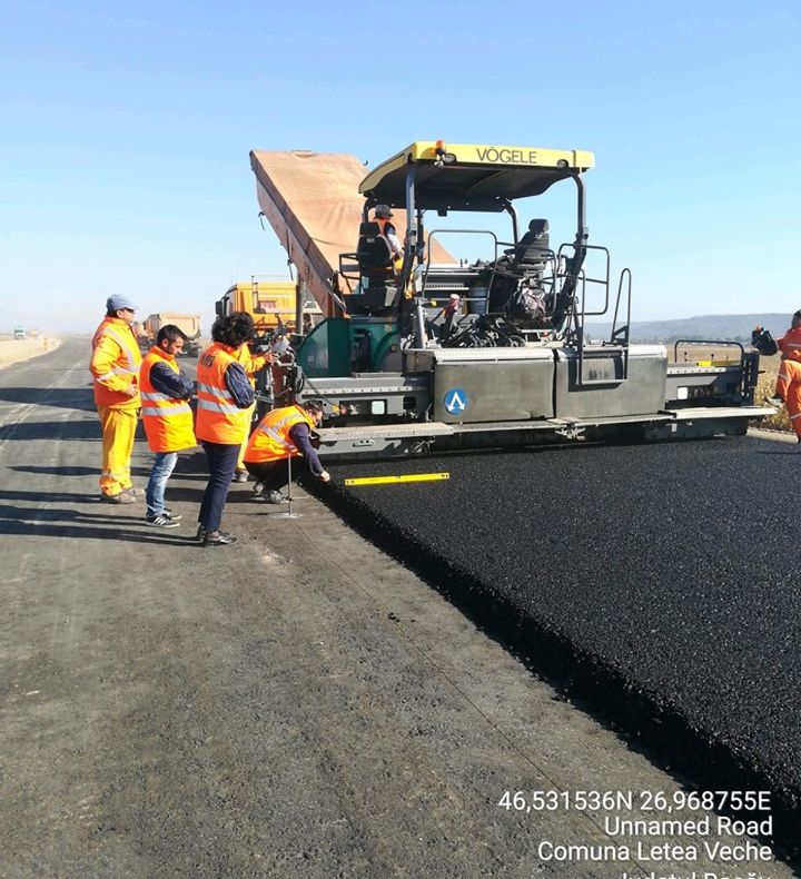FOTO – VIDEO: Moldova are de astăzi, oficial, primul kilometru de autostradă! Primul kilometru al centurii Bacăului a fost asfaltat