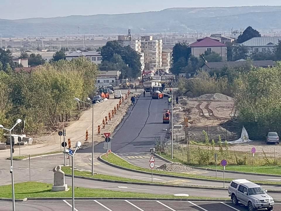 FOTO: A început asfaltarea pe strada Aeroportului. Europarlamentarul Dragoș Benea dă vina pe Primăria Bacău pentru întârzierea lucrărilor