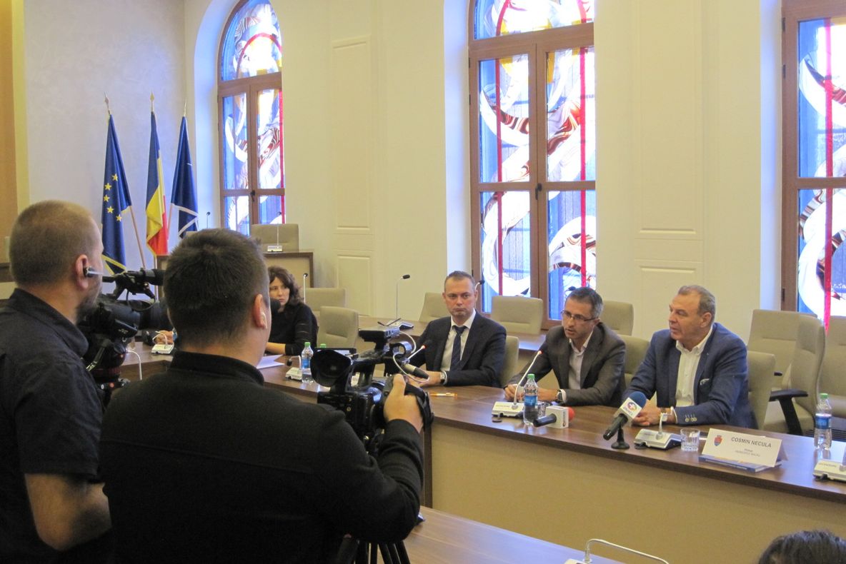 VIDEO: Ca la divorț. Primarul Bacăului nu a venit la semnarea contractelor cu vicepremierul Suciu. Le va primi prin poștă.”Îi lipsesc cei șapte ani de-acasă”, spune Dragoș Benea