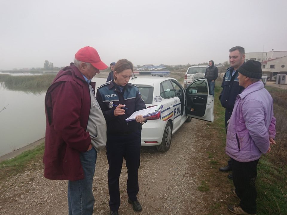 FOTO: Trei luni de interdicție pe baltă și amenzi pentru doi pescari din Bacău care pescuiau cu plasă monofilament