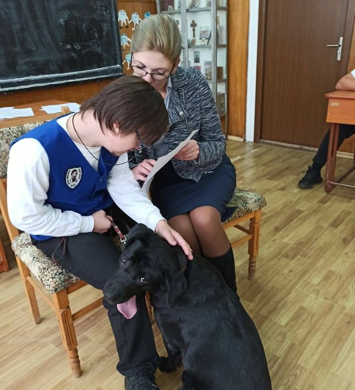 FOTO: Experiență inedită – elevii unei clase de la Școala Alecu Russo, “asistați” la oră de un câine din rasa Labrador