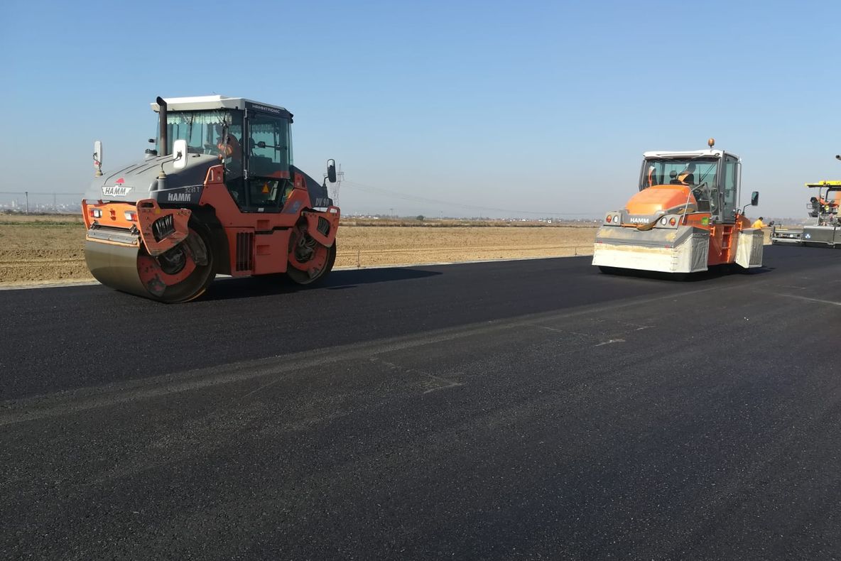 VIDEO: Cele mai noi imagini de pe șantierul centurii Bacăului. Asfaltul se toarnă kilometru după kilometru