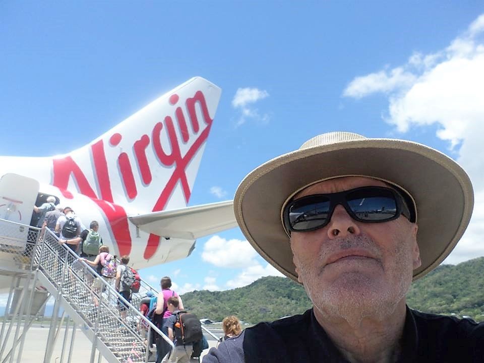 La 75 de ani, băcăuanul Doru Ciucescu, primul scriitor român călător pe șapte continente, a terminat înconjurul lumii. El a ajuns la București în această dimineață, după un survol de 35 de zile în jurul Pământului