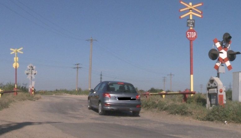 Inconștiență la volan! Șoferi în depășire în timp ce traversau calea ferată