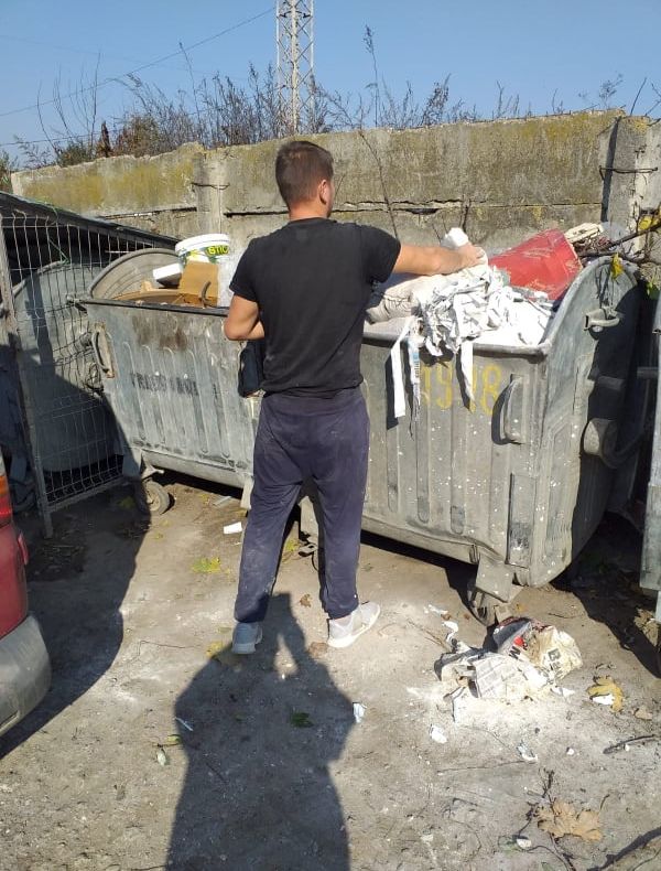Ce a pățit un băcăuan prins de poliție în timp ce arunca la container deșeuri din construcții