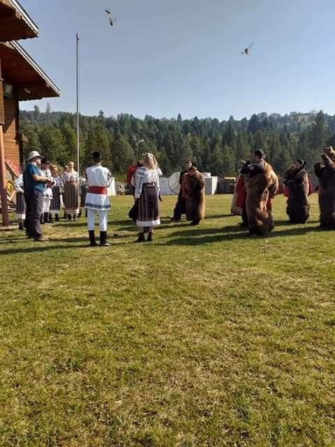 FOTO/VIDEO:„Urșii” din Comănești, vedete și pe Discovery. O echipă filmează în aceste zile pe Valea Trotușului pentru televiziunea americană