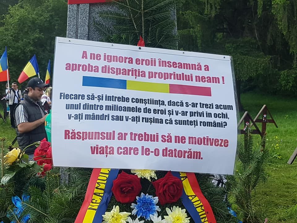 FOTO/VIDEO: Mobilizare pentru sărbătorirea Zilei Armatei Române la Cimitirul Eroilor de la Valea Uzului: „150 de torțe pentru 150 de eroi”. Primăria Dărmănești a anunțat programul manifestării
