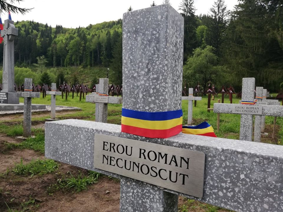 VIDEO: Peste 1000 de români din toată țara au sărbătorit Ziua Armatei Române la Cimitirul Internațional de la Valea Uzului
