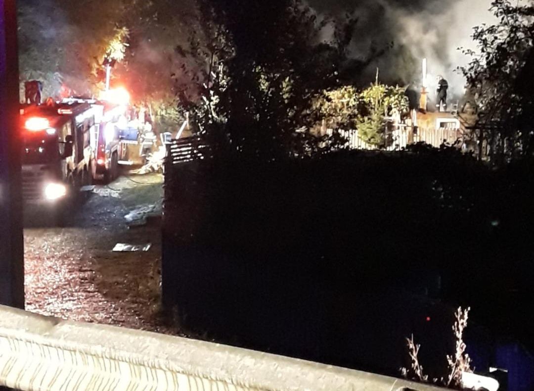 FOTO/VIDEO: Casă mistuită de flăcări în această noapte la Dofteana