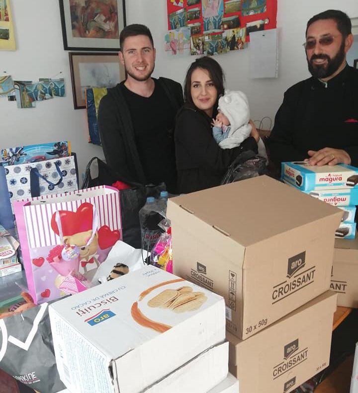 FOTO:Gest impresionant al unui cuplu din Bacău. Tinerii însurăței și-au rugat invitații la nuntă și la botezul fiului lor ca în loc de flori să aducă daruri pentru copiii nevoiași