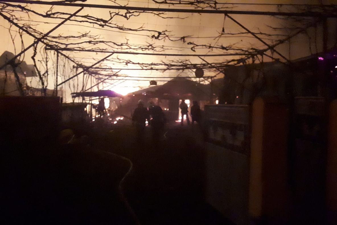 Primele imagini cu prăpădul de la Buciumi! Patru case ard generalizat