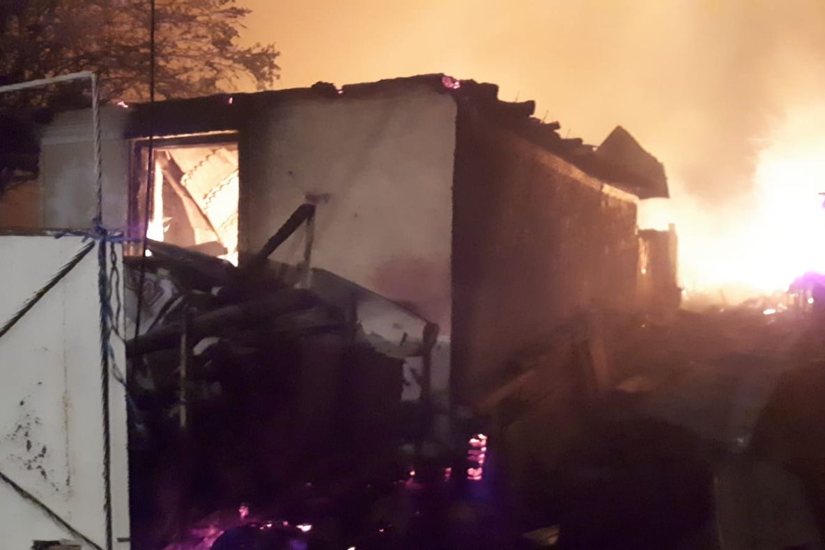 VIDEO: Zeci de oameni luptă cu focul de 9 ore, la Buciumi! Trei persoane au avut nevoie de îngrijiri medicale