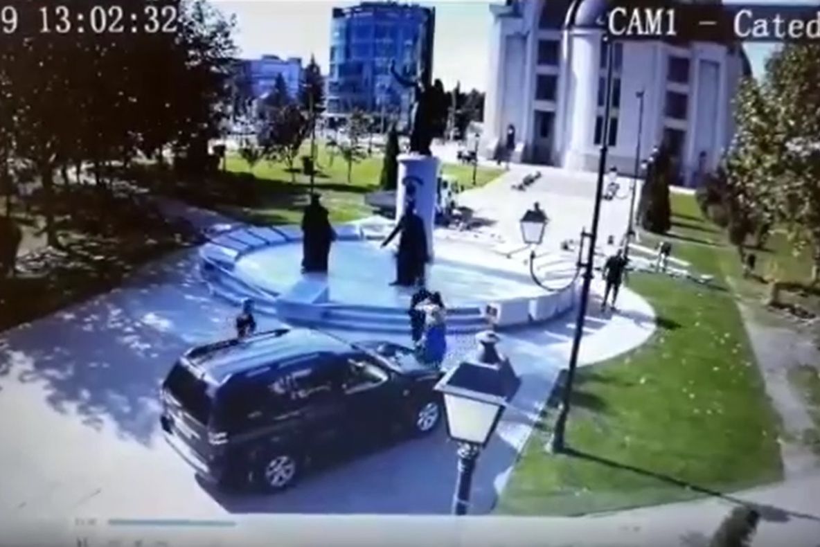 VIDEO: Băcăuan sancționat după ce a intrat cu mașina în Parcul Catedralei. “Decisiva” a luat-o de la camerele de supraveghere