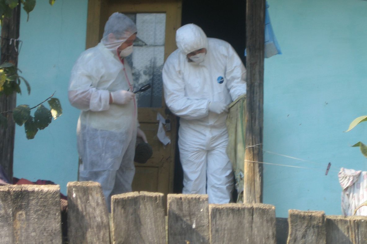 Francezul stabilit în județul Bacău care și-a băgat în spital concubina, tot franțuzoaică, era drogat. El avea în casă și o pungă cu cannabis