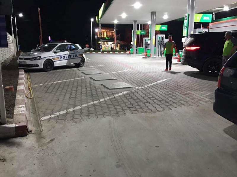 Tupeu incredibil: a furat mașina din benzinărie, cât timp șoferul plătea plinul! Hoțul a fost prins și reținut