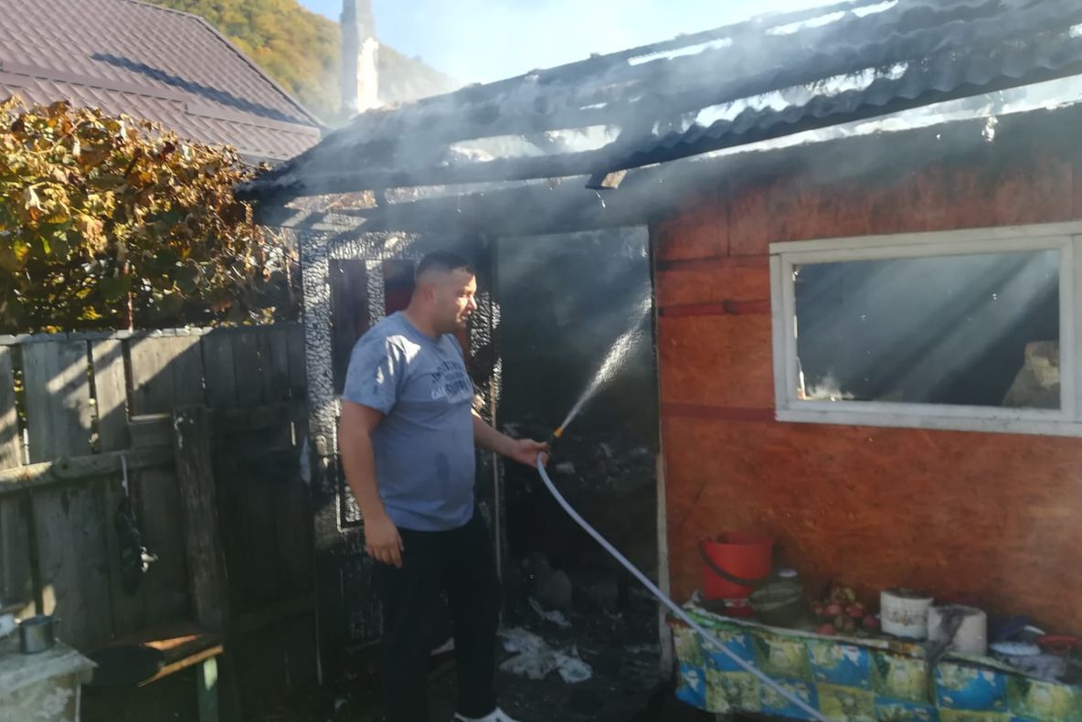 Pompier și în timpul liber! Un subofițer ISU Bacău, înger păzitor pentru o bătrână de 82 de ani din Slănic Moldova