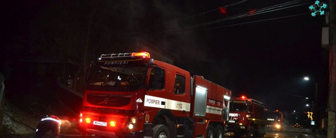ULTIMA ORĂ: Prăpăd! Mobilizare de forțe la Buciumi, unde ard trei case!