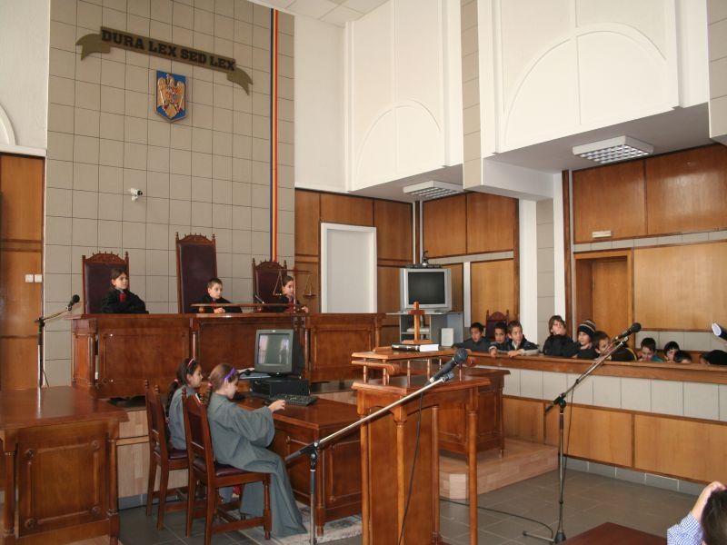 Tribunalul Bacău își deschide astăzi porțile. Simulare de proces realizată de o trupă de teatru în sala de judecată