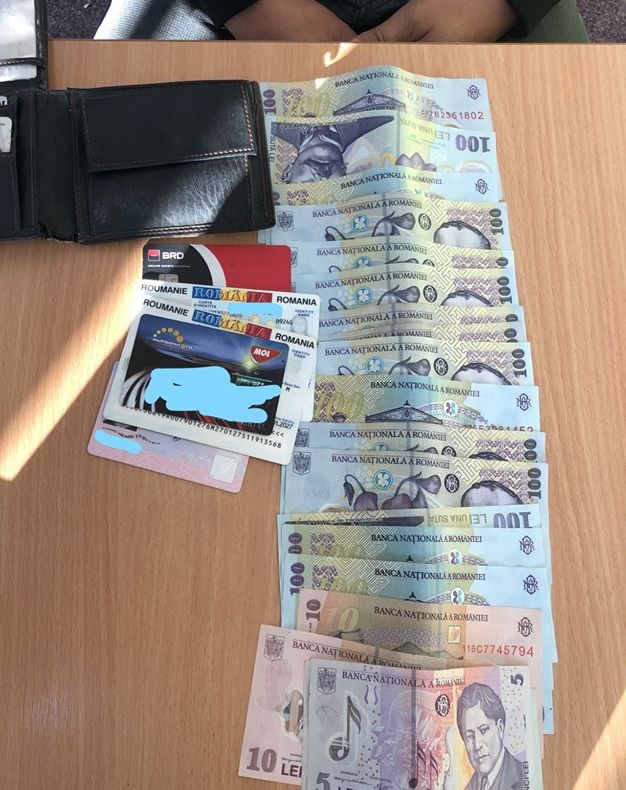 Portmoneu cu peste 1.500 de lei găsit de un băcăuan în Târgul Auto din Șerbănești și înapoiat păgubașului. Binefăcătorul a decis să rămână anonim