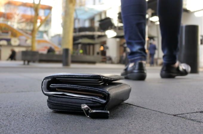 Uitucii au noroc. Geantă restituită de un jandarm, portofel restituit de un polițist local