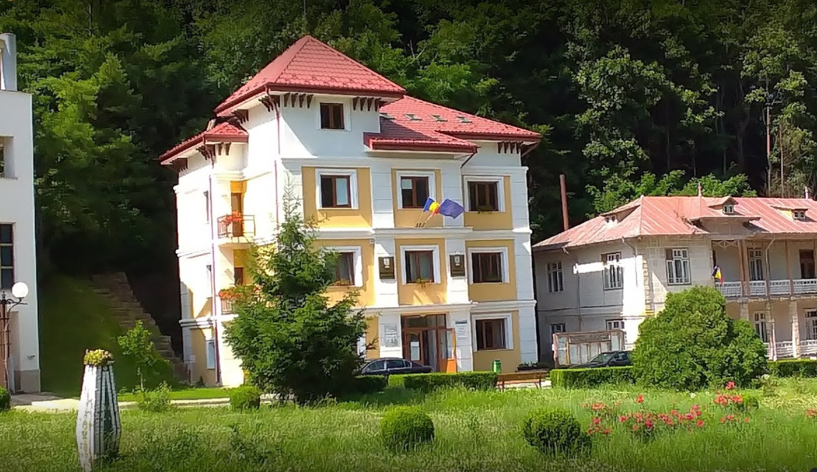 Primăria Slănic Moldova nu mai are bani de salarii! Angajații amenință cu greva